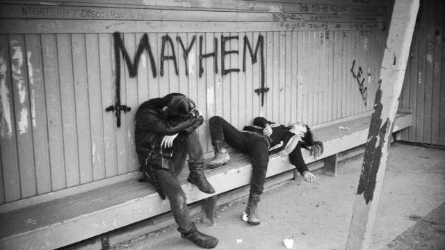 Øystein Aarseth og Jørn Stubberud fra Mayhem på Langhus stasjon i 1987. Foto: Mayhem.